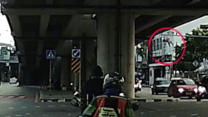 Clip: Tài xế xe công nghệ ngủ gật gây tai nạn, nữ hành khách rơi từ cầu vượt xuống dưới nguy kịch