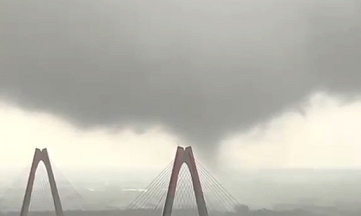 Clip: Vòi rồng bất ngờ xuất hiện ở Hà Nội