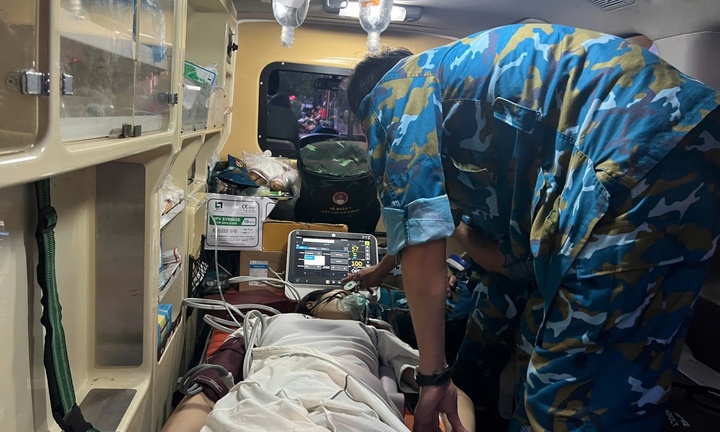 Cấp cứu thành công một người dân bị hạ đường huyết khi chờ xem sơ duyệt diễu binh, diễu hành A80