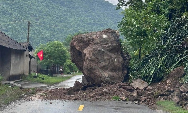 Clip: Tảng đá khổng lồ sạt xuống quốc lộ 7, 15 người trên xe khách kịp thoát nạn
