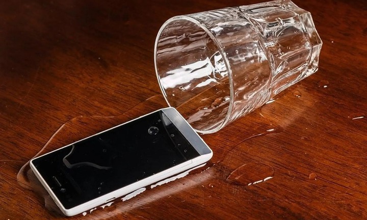 Điện thoại dính nước phải làm thế nào?