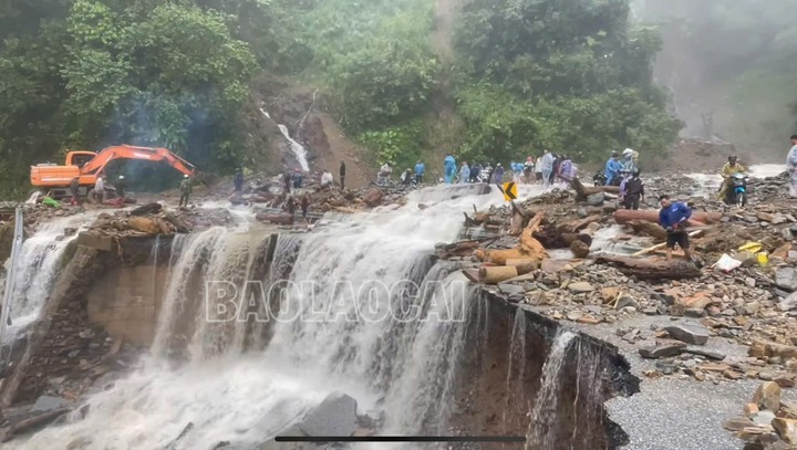 Tin tức thời sự hôm nay (28/8): Lũ cuốn trôi một đoạn đường trên Quốc lộ 32