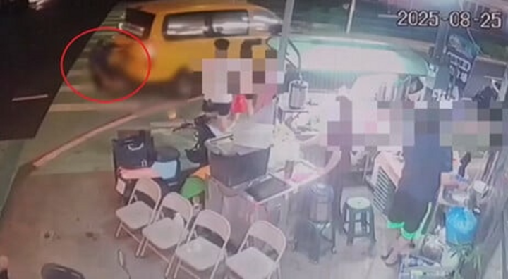 Clip: Cố lấy thân ngăn chiếc taxi lăn ngược về phía sau, người đàn ông tử vong thương tâm