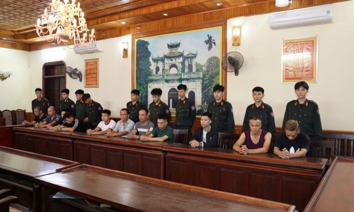 Triệt phá sới bạc “núp bóng” trang trại tại Hưng Yên: Cổng luôn khóa kín, bố trí 2 lớp cảnh giới