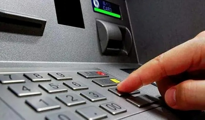 Chiêu tiết kiệm phí rút tiền tại ATM