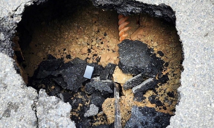 Hiện trường vụ ô tô đang lưu thông bất ngờ 