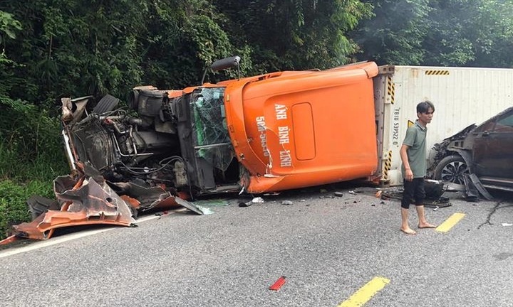 Tin tức tai nạn giao thông mới nhất ngày 29/8: Ô tô chở 4 người lật ngửa trên dốc cầu Bình Thuận