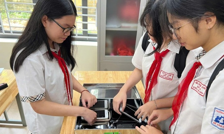 Trước thềm năm học mới, Hà Nội yêu cầu quản lý chặt việc học sinh sử dụng điện thoại