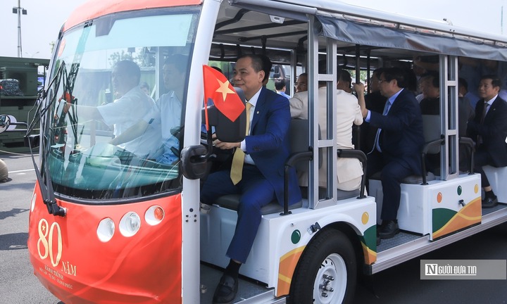 Tỷ phú Phạm Nhật Vượng lái xe điện đưa Tổng Bí thư Tô Lâm tham quan triển lãm