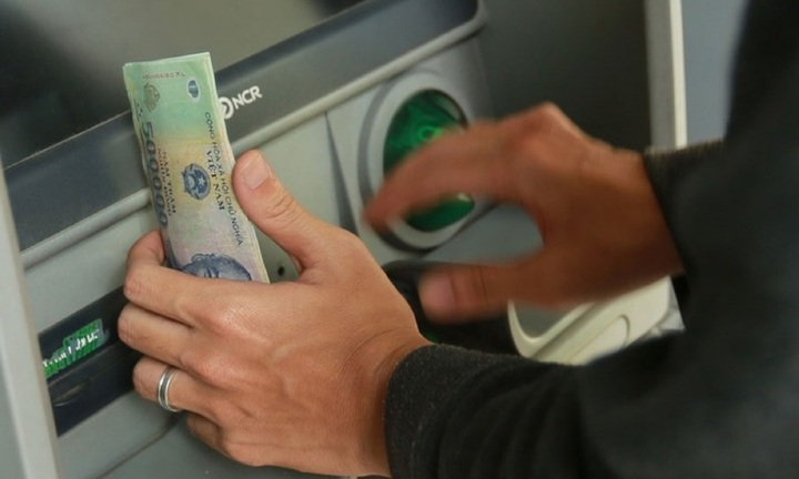 Cách tiết kiệm phí rút tiền tại ATM