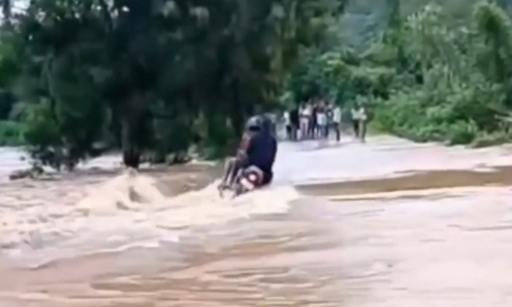 Clip: Cố băng qua cầu ngập, 3 người đi xe máy bị dòng nước dữ cuốn trôi