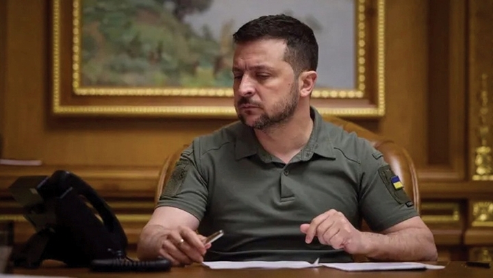 Nga thổi bùng lửa chiến trên mặt trận, Tổng thống Zelensky nhận tin