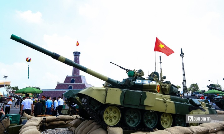 Ngắm dàn khí tài “khủng” tại Triển lãm thành tựu đất nước