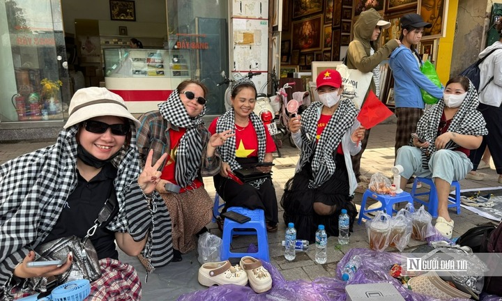 Người dân mang cơm nắm, ô, bạt giữ chỗ chờ xem tổng duyệt diễu binh 2/9