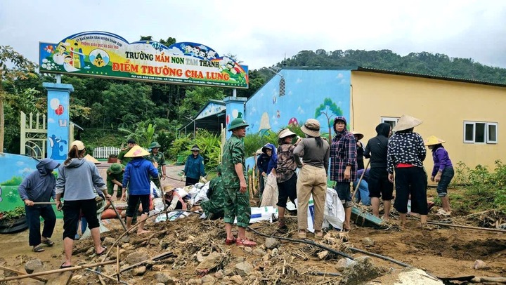 Tin tức giáo dục nổi bật 24h: Thầy cô gạt bùn đất từ lớp học, chuẩn bị đón học sinh vào khai giảng