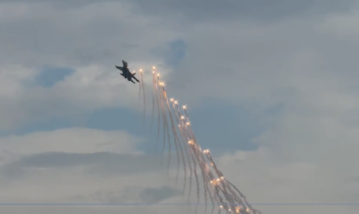 Ấn tượng khoảnh khắc phi công Su-30MK2, Yak-130 tỏa sáng trên Quảng trường Ba Đình