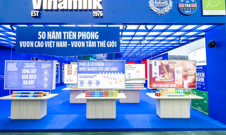 Người dân thích thú trải nghiệm không gian trưng bày của Vinamilk tại Triển lãm thành tựu đất nước 80 năm