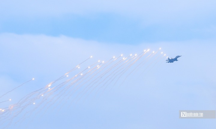 Dàn tiêm kích SU-30MK2 thả bẫy nhiệt trên bầu trời Hà Nội