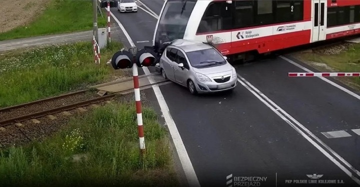 Clip: Đâm gãy barie rồi dừng giữa đường ray, chiếc xe ô tô bị tàu hỏa tông biến dạng