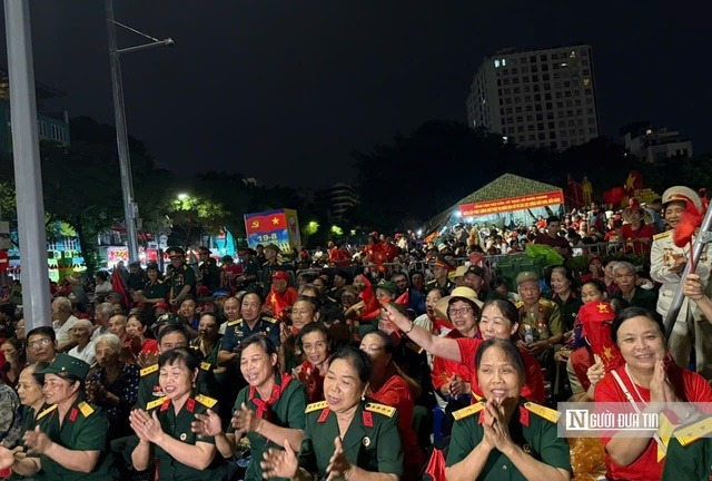 Thức xuyên đêm chờ xem tổng duyệt A80, hát vang 