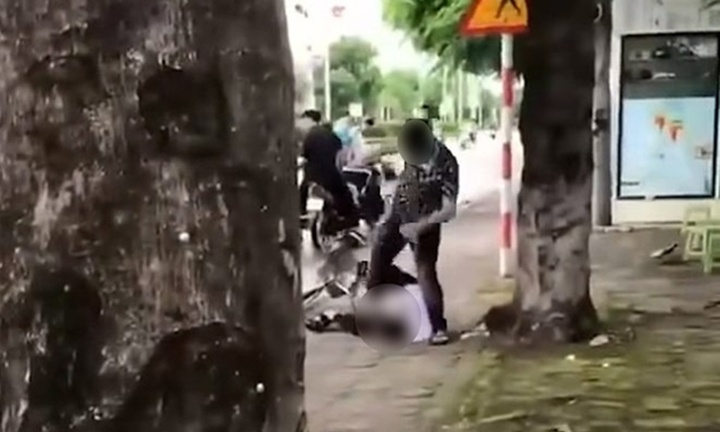 Điều tra vụ thiếu niên 16 tuổi bị hành hung dã man trước cổng trường đại học