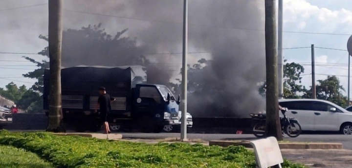 Clip: Hiện trường vụ ô tô 16 chỗ cháy trơ khung trên quốc lộ 51