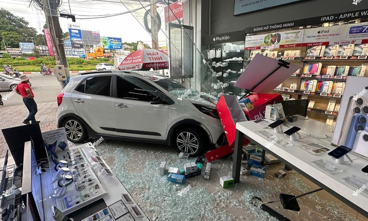 Vụ nữ tài xế lái ô tô tông vỡ kính cửa hàng điện thoại ở Đồng Nai: Nhân chứng nói gì?