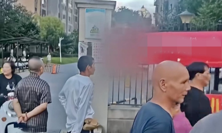 Phát hiện chồng ngoại tình với bạn thân nhiều năm, người vợ treo băng rôn với dòng chữ bất ngờ