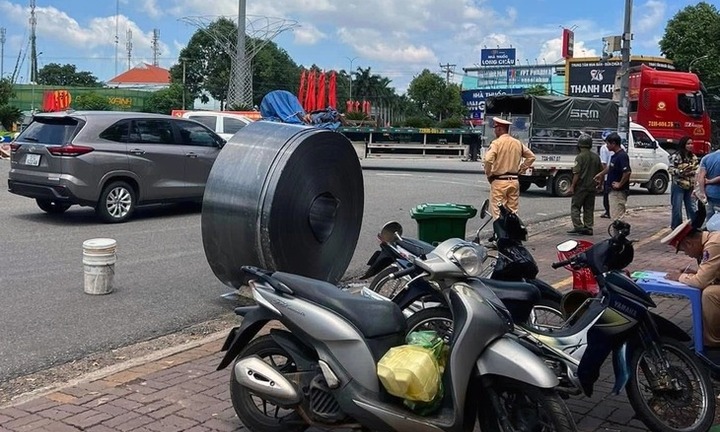 Rợn người hiện trường cuộn thép cả chục tấn từ xe đầu kéo rơi xuống đường