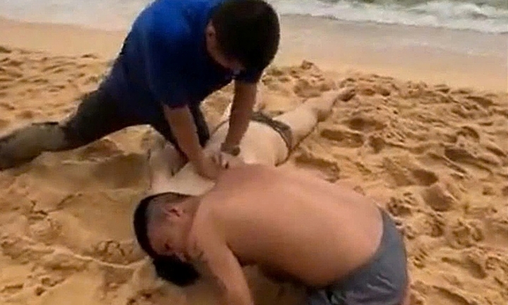 5 du khách bị sóng cuốn khi tắm biển ở Phú Quốc, 1 người nguy kịch