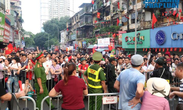 Cận cảnh biển người  nô nức, quyết thức trắng đêm chờ xem diễu binh, diễu hành kỷ niệm 80 năm Quốc khánh 2/9