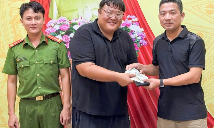 Du khách Hàn Quốc xúc động khi nhận lại túi xách có hơn 33 triệu đồng