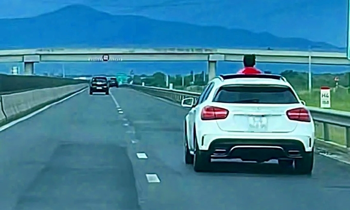 Xác minh tài xế để trẻ nhỏ thò đầu qua cửa xe trên cao tốc Vĩnh Hảo - Phan Thiết