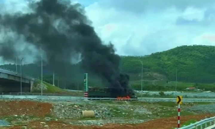 Hiện trường xe đầu kéo chở hàng phế liệu bốc cháy ngùn ngụt trên cao tốc Bắc-Nam