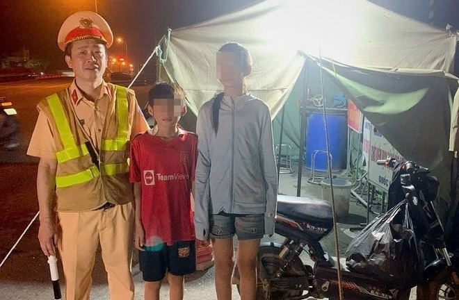 CSGT giúp đỡ hai chị em nhỏ đi xe đạp điện từ Thanh Hóa ra Hà Nội xem diễu binh 