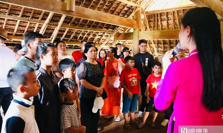 Hàng vạn du khách về quê Bác dâng hương tưởng niệm dịp Quốc khánh 2/9