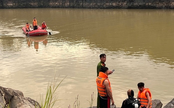 Tìm kiếm 3 thanh thiếu niên mất tích dưới hồ Cá Sấu ở Đắk Lắk
