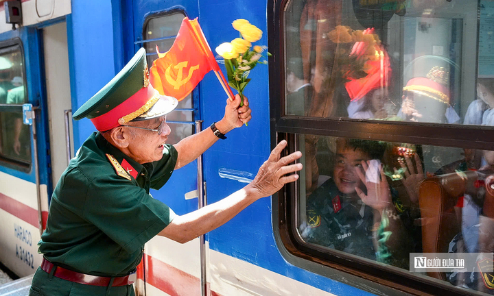 Xúc động hình ảnh người dân lưu luyến chào tạm biệt các chiến sĩ sau nhiệm vụ A80