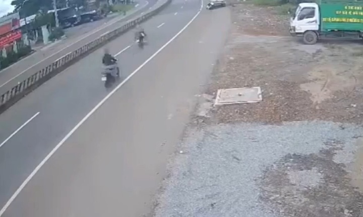 Xe máy tông thẳng vào đuôi ôtô tải đang dừng, người đàn ông bán bánh mì tử vong