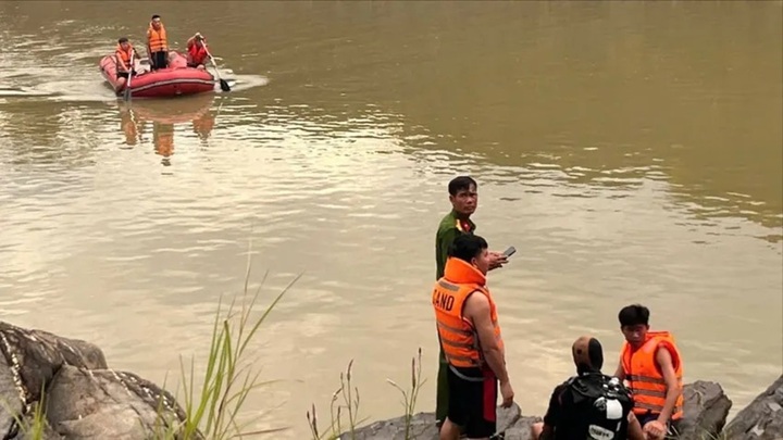 Vụ 2 thanh niên mất tích ở hồ Tuyệt tình cốc: Hố sâu khoảng 30m, nước rất đục