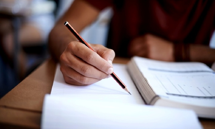 Bé trai 11 tuổi co giật, khó thở sau 14 giờ làm bài tập liên tục