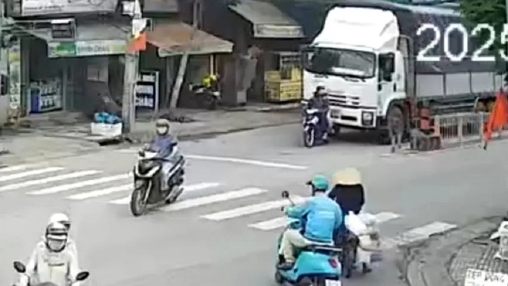 Camera ghi lại khoảnh khắc thương tâm, 2 mẹ con tử vong khi chở nhau đi tìm nhà trọ để nhập học