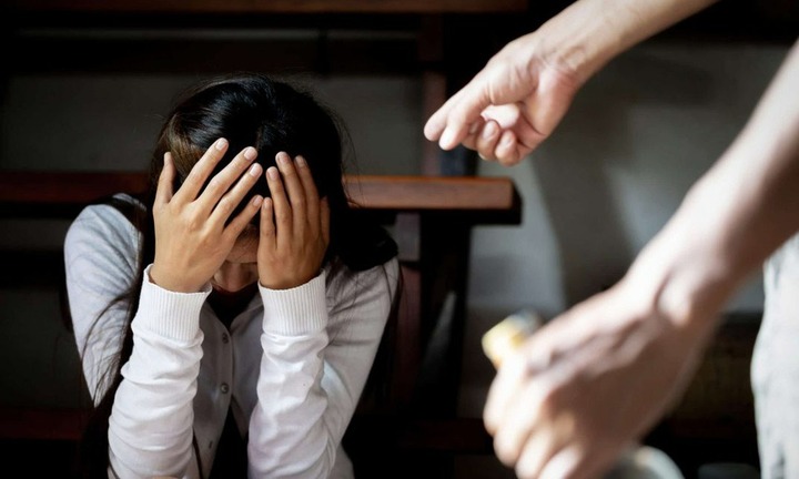 Chồng vũ phu đánh vợ có thể bị công an giám sát, cấm tiếp xúc 4 ngày