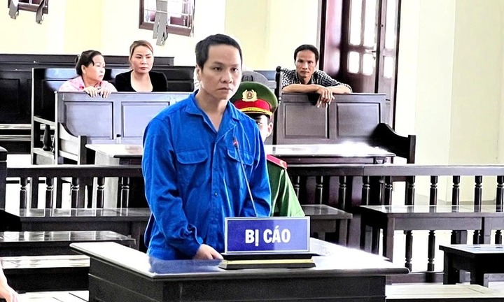 Mâu thuẫn từ việc chia dư một lá bài lúc đánh bạc, người đàn ông dùng kéo đâm bạn trọng thương