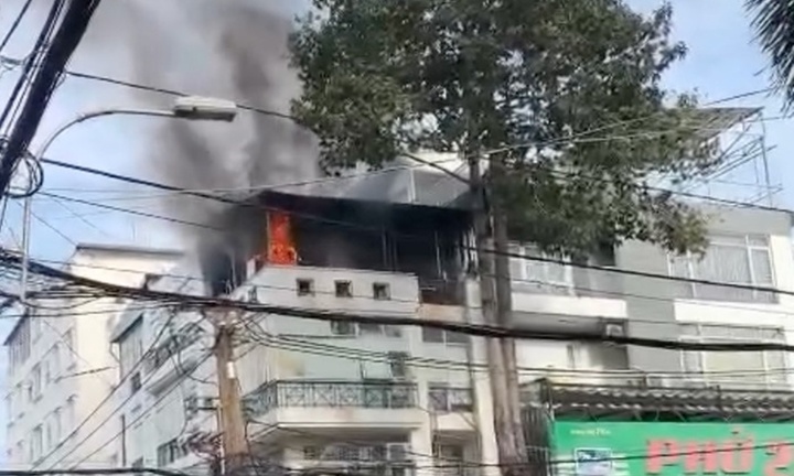 Hiện trường vụ cháy trụ sở công ty chuyên kiểm tra chất lượng thực phẩm ở TP.HCM