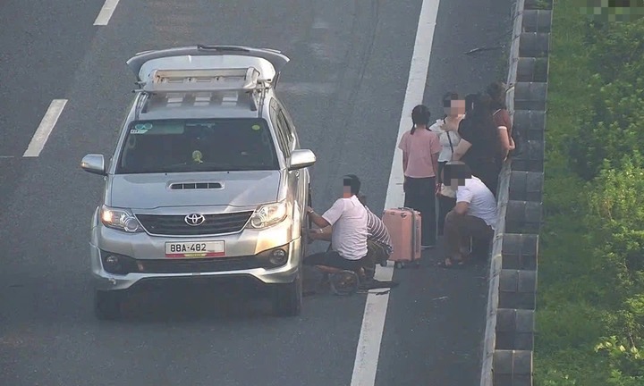 Tài xế dừng ô tô trên cao tốc để thay lốp bị phạt 13 triệu đồng