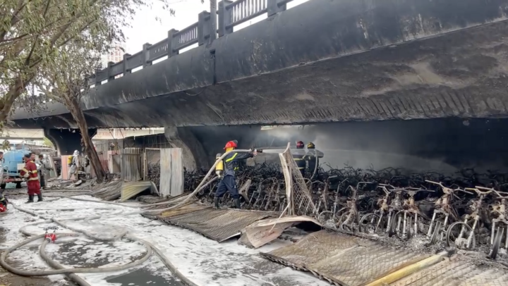Thủ tướng yêu cầu làm rõ nguyên nhân vụ cháy bãi xe gầm cầu Vĩnh Tuy