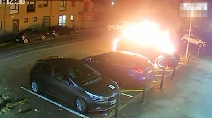 Clip: Mâu thuẫn chỗ đỗ xe, người đàn ông giấu mặt phóng hỏa đốt xe Porsche