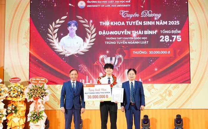 Thủ khoa trích 10 triệu đồng học bổng tặng bạn bè tân sinh viên có hoàn cảnh khó khăn