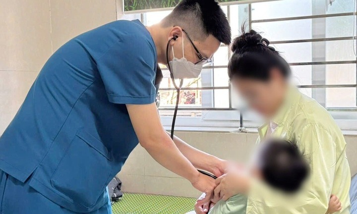 Uống nhầm thuốc nhỏ mũi, bé 8 tháng tuổi nhập viện cấp cứu